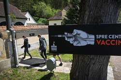 У Румунії щеплення від коронавірусу роблять навіть у замку Дракули