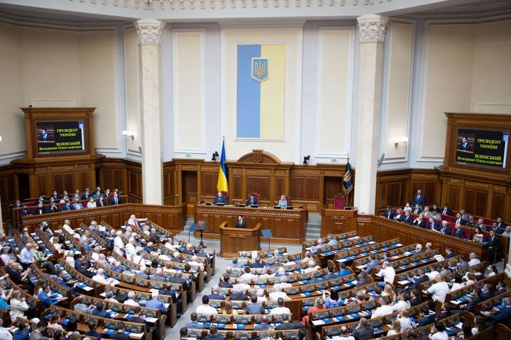 Сьогодні, 28 червня, Рада провела урочисте засідання з нагоди 25-річчя Конституції України - Народна підозра Зеленському, «відкрите небо» і урочисте засідання Ради. Головні новини 28 червня