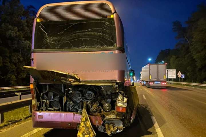 Під Києвом вантажівка протаранила пасажирський автобус (фото)
