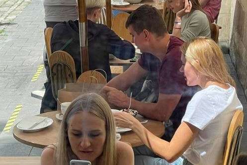 Депутатка Скороход ніжно притулилася до колеги Полякова у львівському кафе (фото)