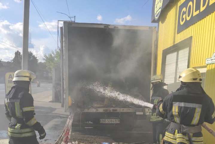 На дорозі в Києві горіла вантажівка (фото)