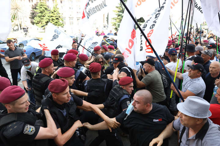 У центрі Києва сутички: протестувальники несли на Банкову труну (фото, відео)