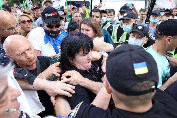 На акції ФОПів чергова бійка: поліція не пустила з вінками на Банкову (фото)
