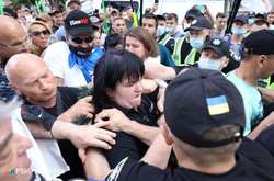 На акції ФОПів чергова бійка: поліція не пустила з вінками на Банкову (фото)