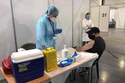 В уряді вважають, що обов'язково мають вакцинуватись працівники освіти та сфери обслуговування