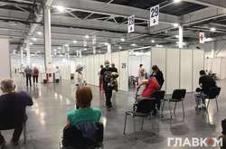  
 Цього тижня Центр масової вакцинації в Києві приймає киян з 30 червня 
  
 
  