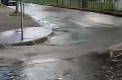 Знову прорив труби: вулиця в Києві перетворилась на річку (відео)