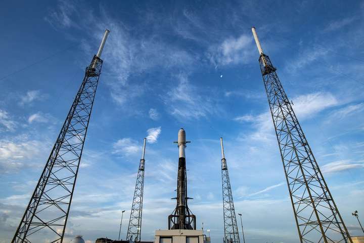 SpaceX відклала запуск супутників через літак у небі