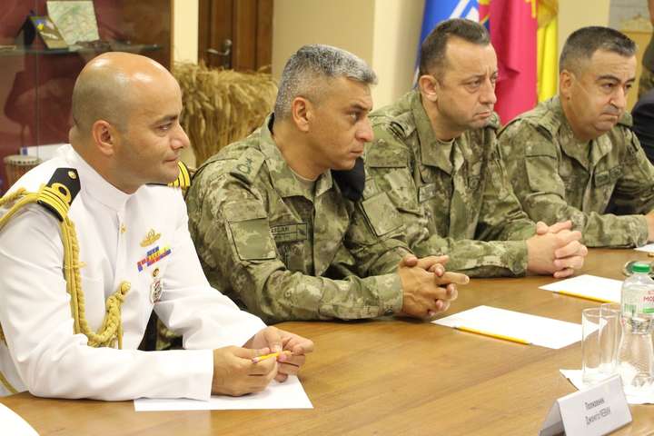 Туреччина планує направити в Україну військових інструкторів