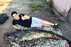 На Дніпропетровщині чоловік на вудочку зловив двометрового сома