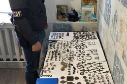 Під час обшуків правоохоронці виявили партію підготовлених до нелегального вивезення за кордон предметів старовини