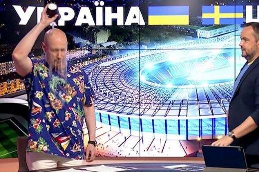 Гордон вилив собі на голову склянку води, бо збірна України обіграла Швецію (відео)