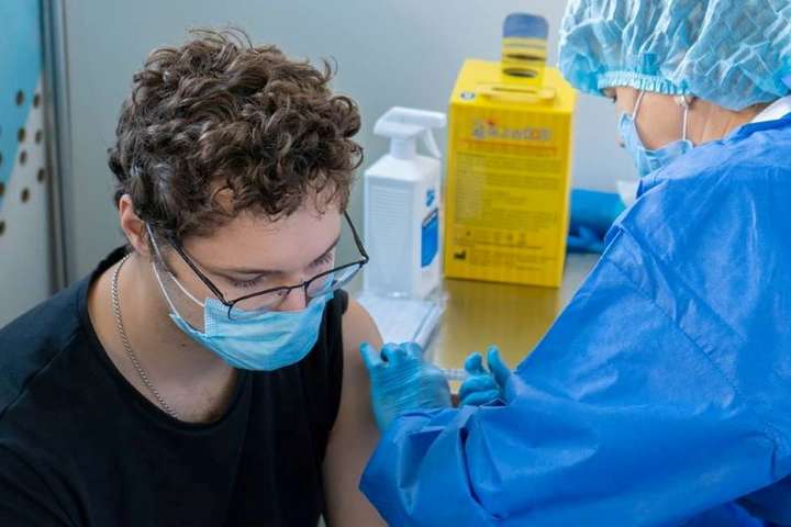 Стало відомо, скільки мешканців Київщини щепилось китайською вакциною