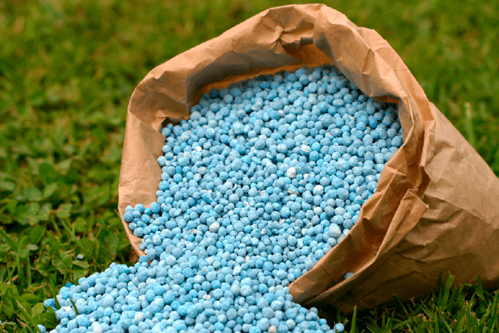 В Україну дозволили ввозити незареєстровані пестициди