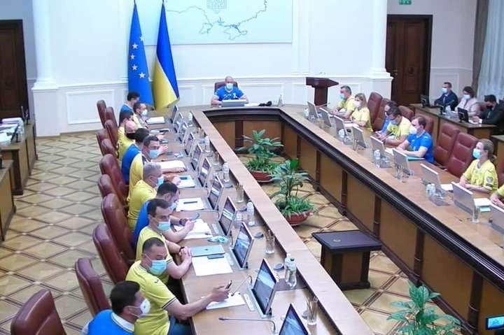 Перемога Збірної України. Засідання Кабміну проходить у синьо-жовтих кольорах (фото)