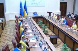 Перемога Збірної України. Засідання Кабміну проходить у синьо-жовтих кольорах (фото)