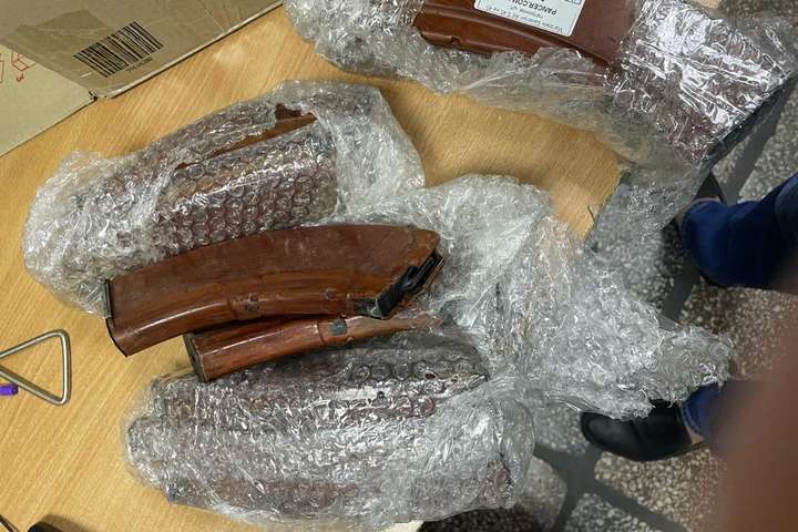 У «Борисполі» в посилках знайшли комплектуючі до зброї 