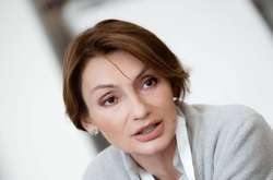 Заместитель главы Нацбанка с рыцарским тату на спине и в «рыболовном» платье зажгла на джаз-фестивале во Львове