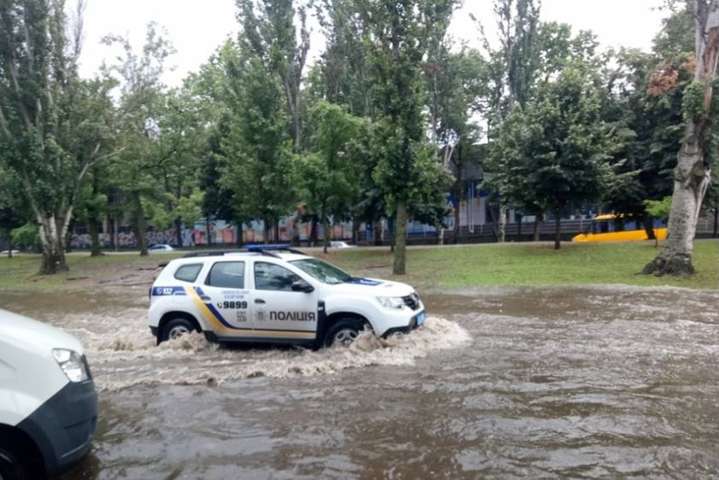 Негода у Миколаєві: місто залило дощем і засипало градом (фото, відео)