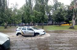 Негода у Миколаєві: місто залило дощем і засипало градом (фото, відео)