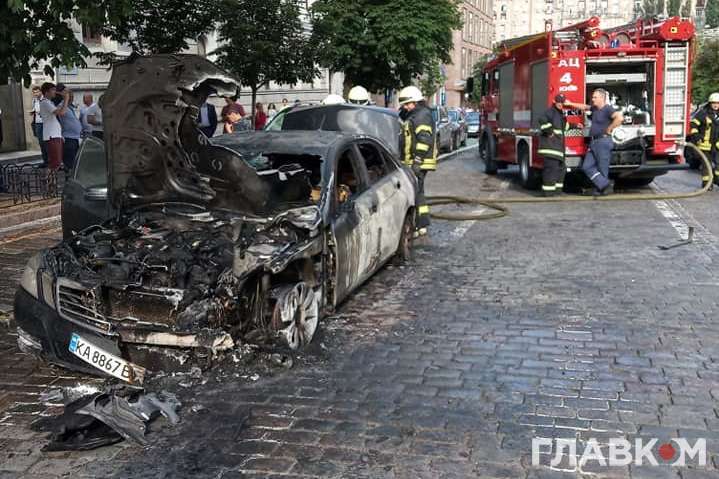 Біля офісу «Нафтогазу» згорів елітний Mercedes (фото)