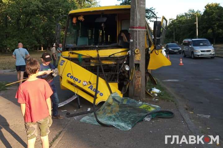 В аварію потрапило маршрутне таксі № 476, яке їхало на столичну Оболонь - У Києві маршрутка влетіла в бетонний стовп (фото)
