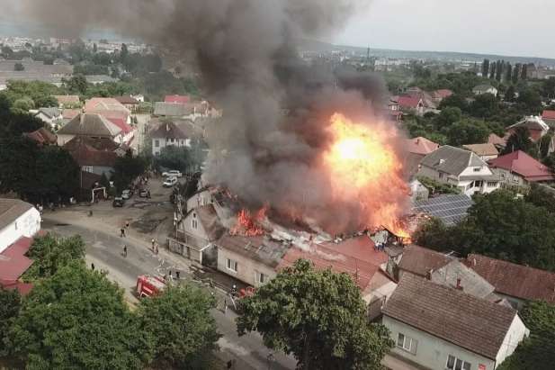 Масштабна пожежа в Мукачеві: фото та відео з дрона