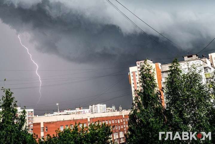 Зливи і град на тлі спеки: прогноз погоди в Україні на 1 липня