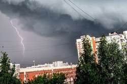 Зливи і град на тлі спеки: прогноз погоди в Україні на 1 липня