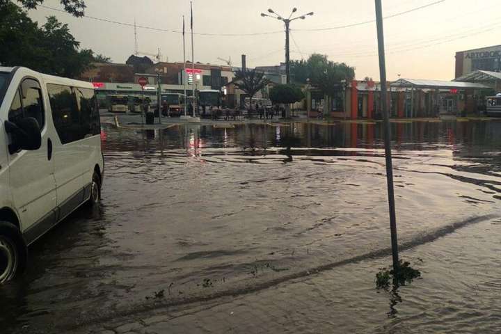 У Львові затопило автостанцію (фото, відео)
