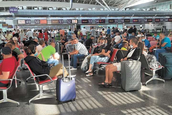 Сотні українських туристів не можуть вилетіти з «Борисполя» до Туреччини: рейси затримуються 