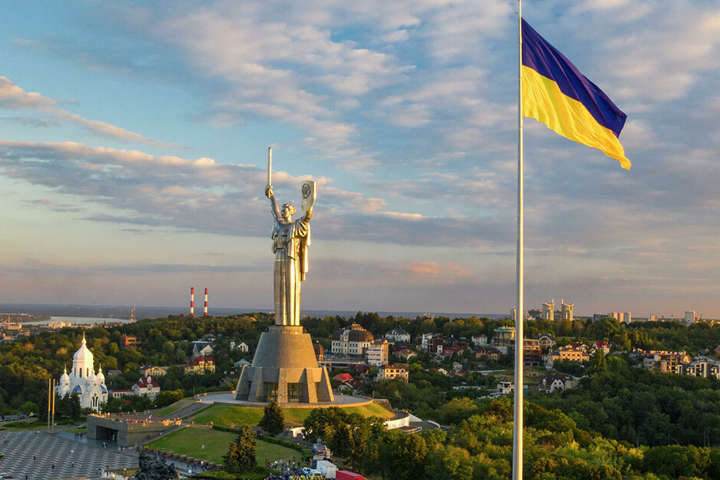 22 серпня 2020 року на київських схилах Дніпра підняли найбільший за розмірами державного прапору України - На гігантські прапори з нагоди Незалежності хочуть витратити понад 170 млн грн 