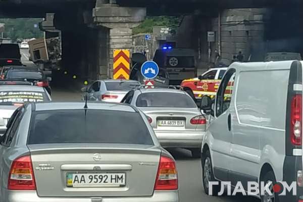 Перекинута фура з цеглою заблокувала рух проспектом Перемоги: подробиці ДТП