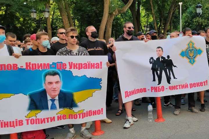 Ветерани АТО блокували дорогу біля будинку Зеленського та вимагали відставки Данілова