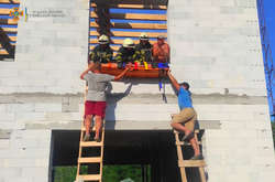 Рятувальники за допомогою переносних нош та рятувальної мотузки спустили травмованого чоловіка на землю 