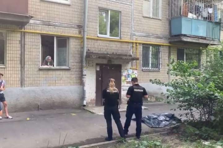 У Києві чоловік випав із вікна п’ятого поверху (відео)
