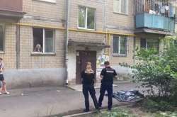 У Києві чоловік випав із вікна п’ятого поверху (відео)