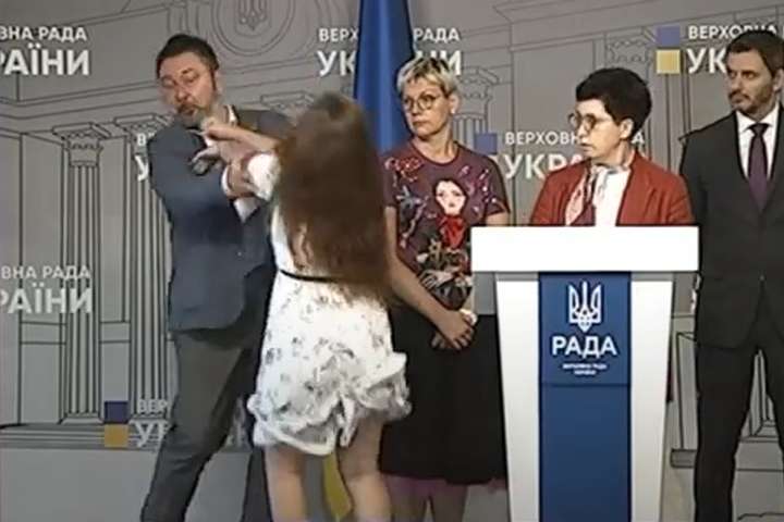 На депутата Потураєва напала жінка. Відео з парламенту
