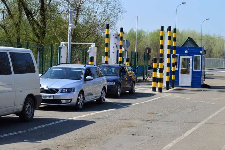 Угорщина без пояснень закриває два пункти пропуску на кордоні з Україною