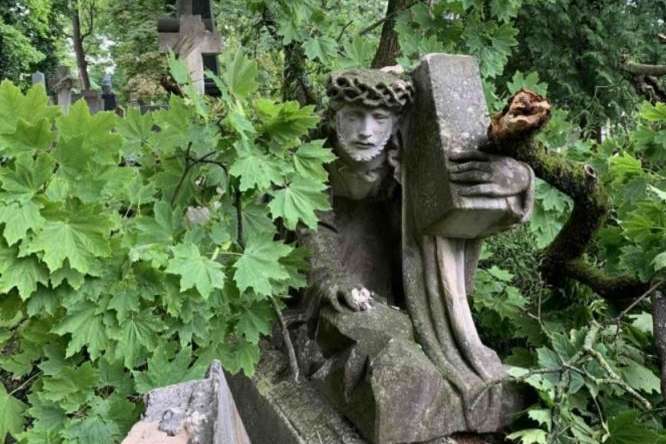 У Львові буревій понищив понад 100 історичних надгробків (фото)