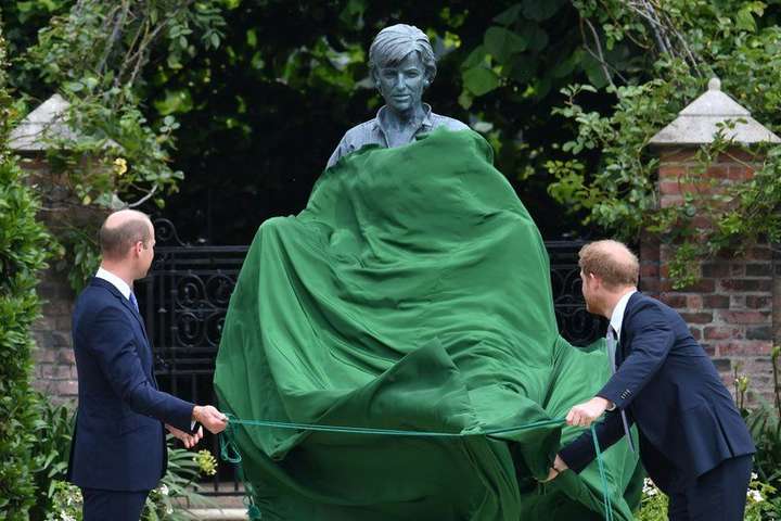 Принци Вільям і Гаррі відкрили пам’ятник принцесі Діані (фото, відео)
