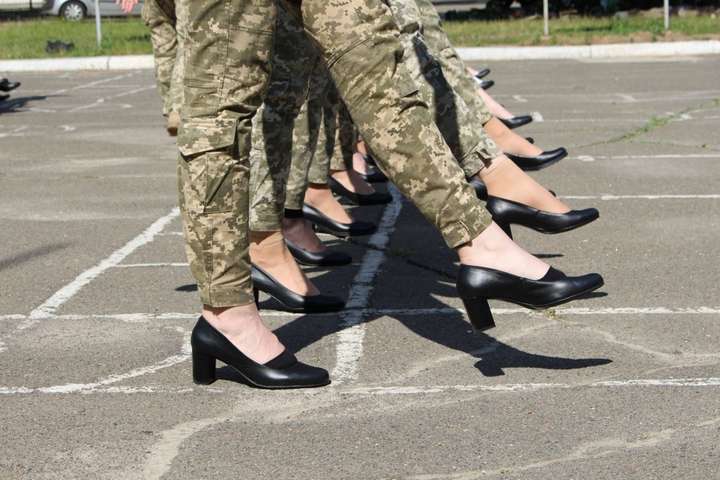 Парад 24 серпня. Мережу розлютила ідея взути жінок-військових у туфлі на підборах (фото)