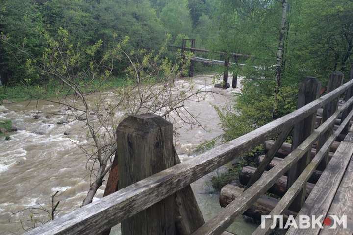 Україну накриє потужна злива. Рятувальники попередили про паводки у горах