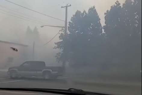 У Канаді згоріло ціле містечко (відео)