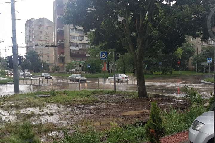 Негода у Франківську затопила вулиці (фото)