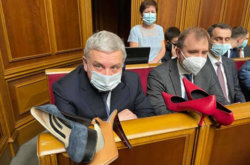 Депутаты подарили Тарану и Зеленскому туфли на каблуках (фото)