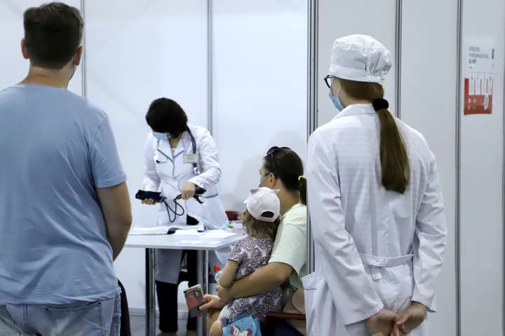 Центр масової вакцинації в Києві знову змінив графік роботи