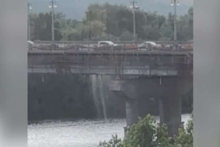 Із моста Патона полився водоспад: прорив ремонтують верхолази (відео)