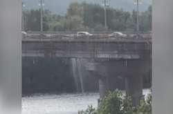 Під мостом Патона сталось пошкодження магістральної тепломережі 