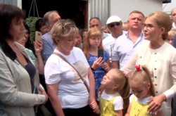 Обійми та діалоги. Тимошенко виступила на базарі в Тернополі (відео)